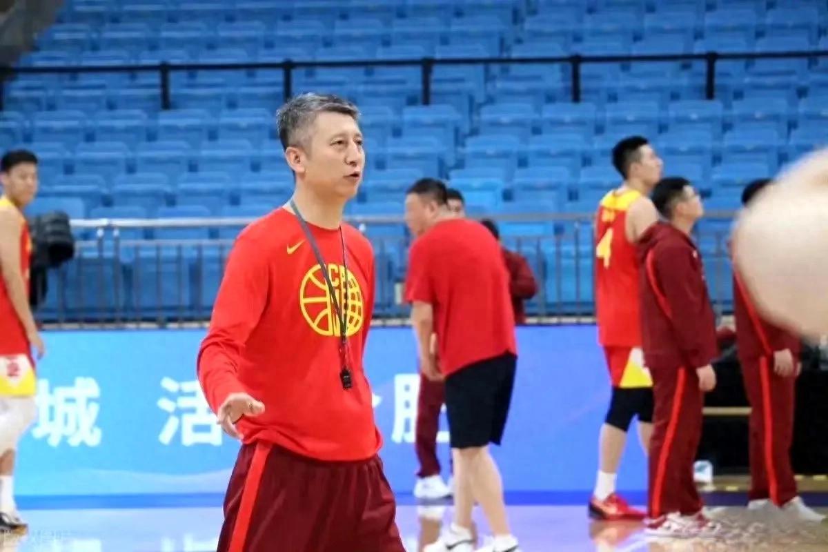开云体育-杨瀚森回来打亚洲杯？看篮协和国家队的态度(杨翰笙个人介绍)