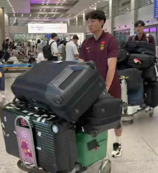 行李过多？国足官方回应：56件装备行李具体情况如下(兰州人才引进年龄争议)